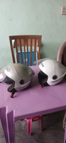 2 capacetes em ótimo estado. 