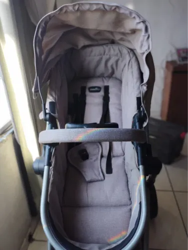 Carrinho com bebê conforto
