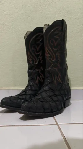 Bota , feita em couro de pirarucu.