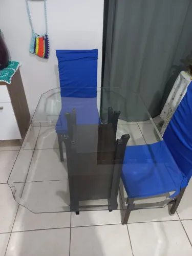 Vendo Mesa com 6 cadeiras