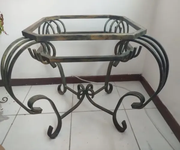 Mesa lateral quadrada em estrutura de ferro envelhecido com tampo vidro chanfrado