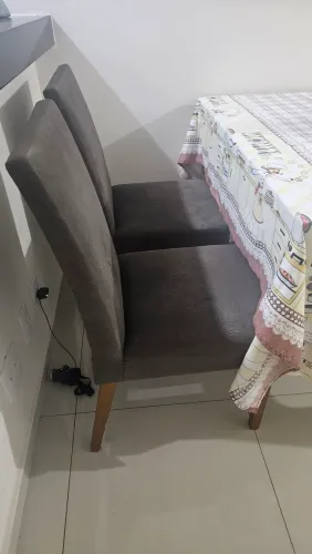 04 cadeiras toda forrada super confortavel