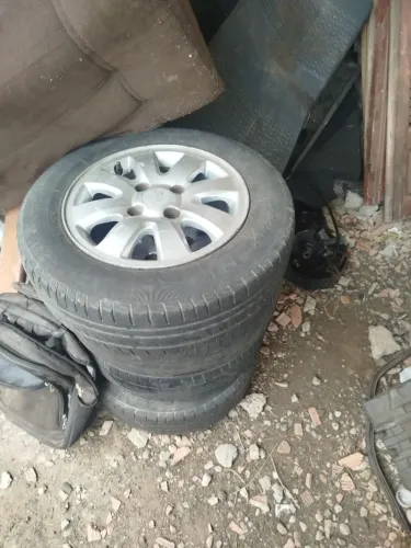 Vendo jogo de roda com pneu Peugeot 4x108