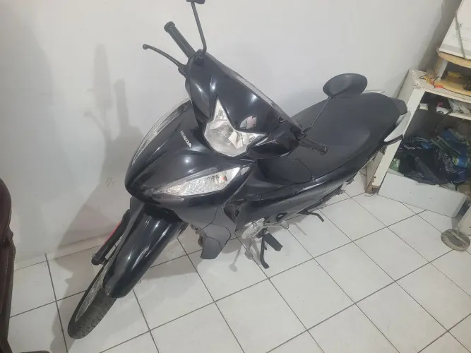 Honda biz 125 ES ano/modelo 2025 preta 17 mil reais.(Possui multas)