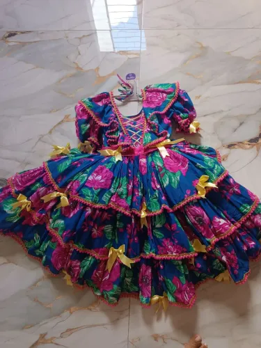Vestido usado apenas uma vez pra menina de 8 a 10 anos 