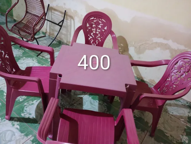 Conjunto de mesa de plástico de 4 cadeira.
