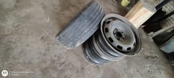 Vendo 4 rodas 5 furos em perfeito estado, da certo no Fox e etc.