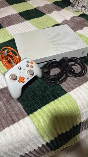 Xbox One S em perfeito estado, junto com um controle Gamesir seminovo