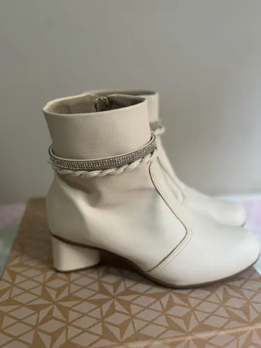 Vendo Bota feminina Branca cano baixo com salto 