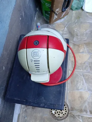DOLCE GUSTO NESCAFÉ máquina de café em cápsulas, precisa de reparo, pode ser usada peças