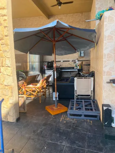 Ombrelone 2.40 com pe de concreto e revertido de madeira lindo top ..primeira linha