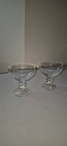 2 taças de vidro