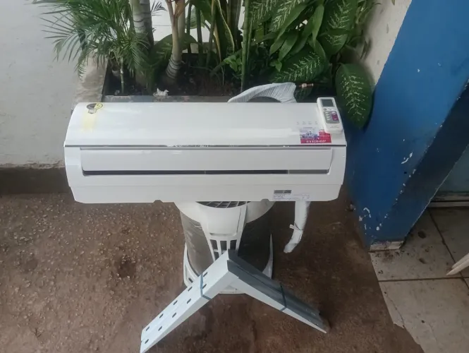 Central de ar INVERTER de 12.000 btus, materiais e instalação inclusos.
