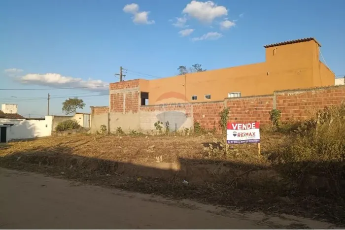 Terreno de esquina à venda com 300m² no Loteamento Arco Íris