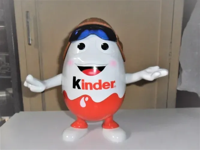 Boneco Kinder Ovo Baleiro 25 cms altura lindo