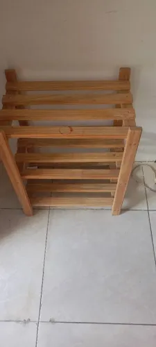 Sapateira ou estante de pinho