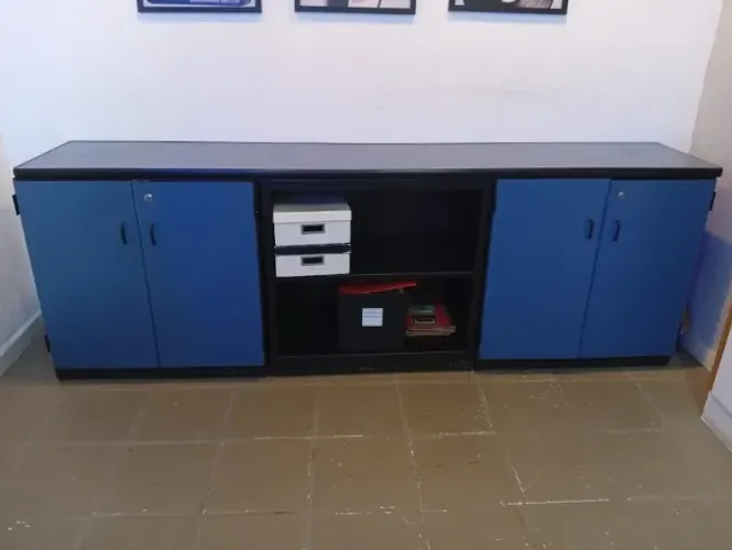 Armário Balcão de escritorio com 4 portas e prateleiras, Azul 2,45 cm largura