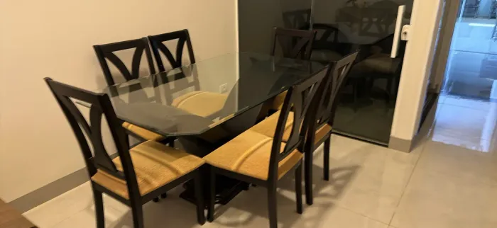 Vende-se Jogo de Jantar - Mesa c/ 6 Cadeiras