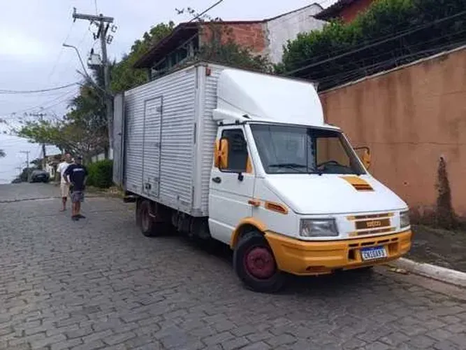 Caminhão de mudanças e fretes