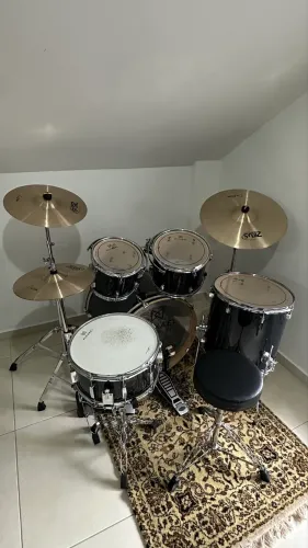 Bateria Michael com jogo de pratos Zeus Cymbals Custom
