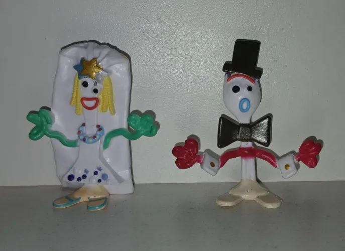 LOTE 2 BONECOS MINIATURAS TOY STORY GARFINHO FORKY FAQUINHA KAREN BEVERLY