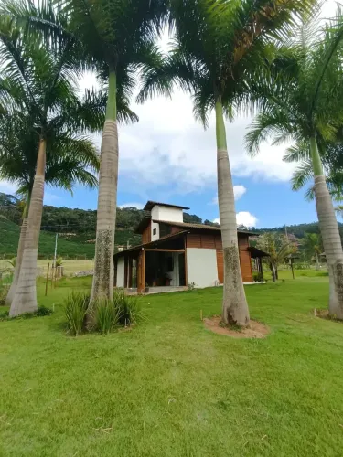 Sítio 1.600m2, Casa Madeira 3Qts, Suíte, Condomínio Fechado, Asfalto na Porta, Área Rural