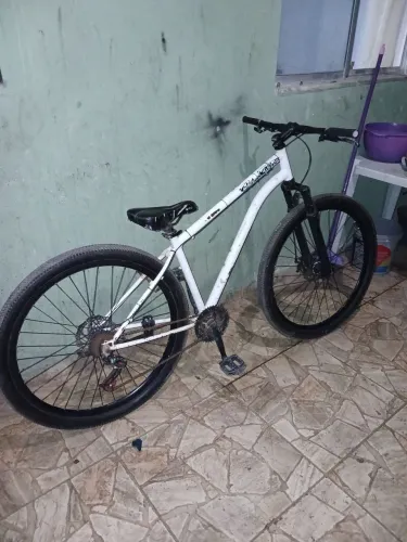 Bike zera só ta sem os freios e sem a macha da frente mais ta andando de boa 