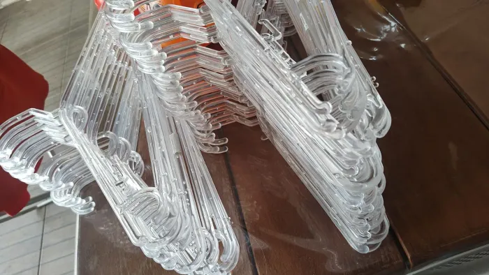 16 Cabides adulto em acrílico 
