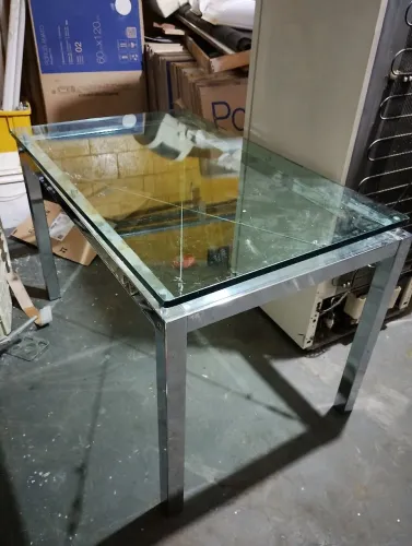 Mesa metálica retangular tampo de vidro 
