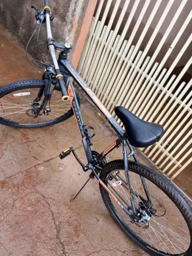 Vendo bicicleta Endorphine E3 aro 26, em ótimo estado e recém-revisada.