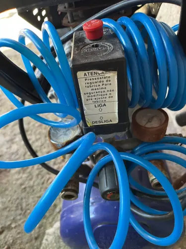 Vendo compressor de ar 2 hp semi novo perfeito estado funcionando 800 reais