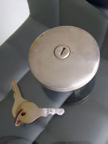 Tampa de tanque antiga, aço inox, com chave, anos 60, 70 e 80, raridade