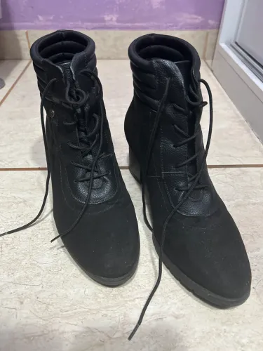 Vendo Bota com salto preta