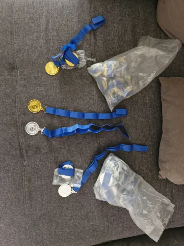 Lote de 160 medalhas douradas e prateadas