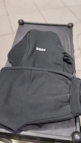 conjunto de moletom preto da marca BOSS tamanho 12