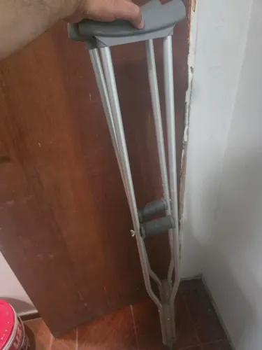 Par de Muletas mercur pouco usadas só 100 reais.