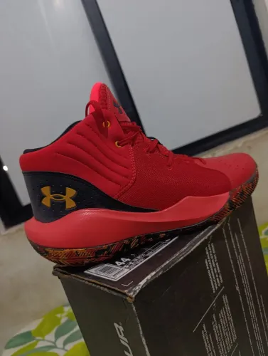 Tênis under Armour jet 21