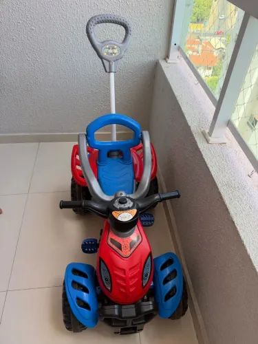 Quadriciclo infantil com pedal