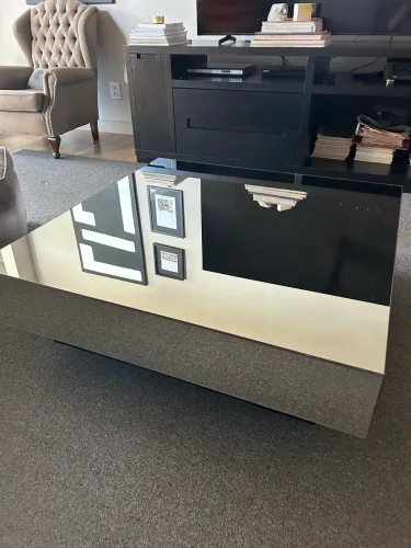 Mesa de centro espelhada 1 X 1 m, pé em laca preto