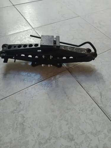 Vendo macaco para carro baixei pra vender 