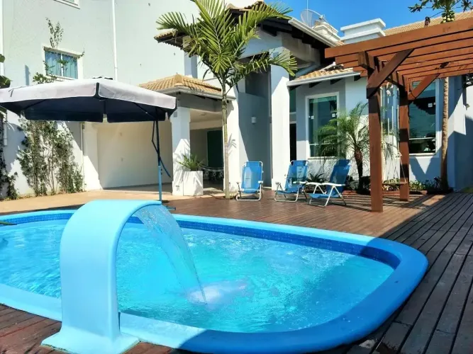 Casa para aluguel possui 200 metros quadrados com 4 quartos em Praia de Mariscal - Bombinh