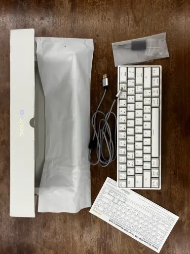 Teclado Mecânico Skyloong GK61 Branco - Gateron Yellow, RGB, USB-C, 60% | Muito Conservado