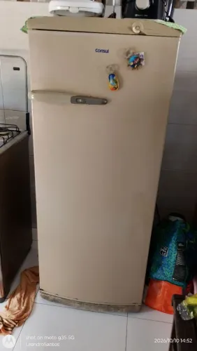 Venda-se uma geladeira modelo Consul em bom estado de conservação 