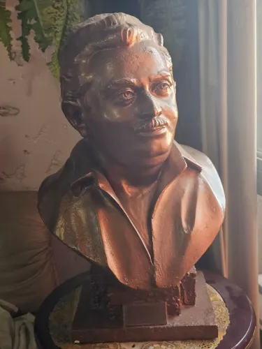 Escultura busto de 64 cm Zé Arigo em gesso pintado