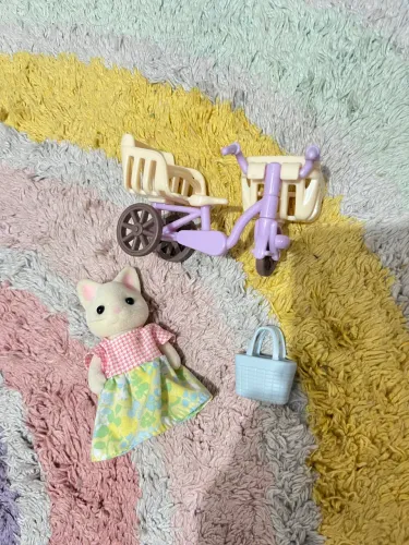 Sylvanian Families Conjunto Passeio de Bicicleta- Mamãe gato primavera