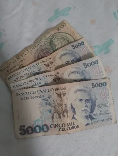 4 Cédulas de 5000 cruzeiros (Todas por 30 reais).