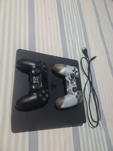 Ps4 1TB com 2 controles
