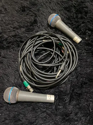 Par de microfones com fio perfeito estado