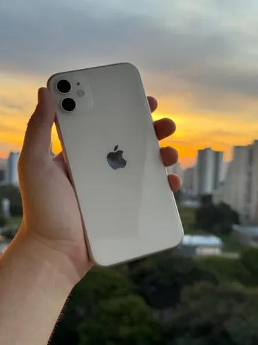 iPhone branco 128GB em otimo estado com 72% de bateria