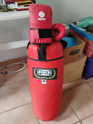 Kit Boxe (saco de pancada cheio com retalhos da loja + luvas)